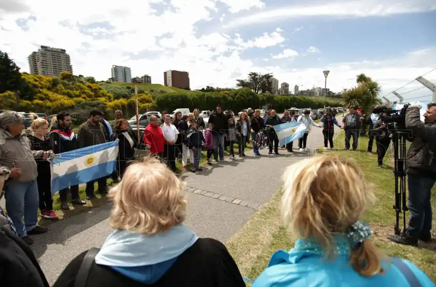 Madre de un tripulante: "Sigan rezando, tienen que aparecer"