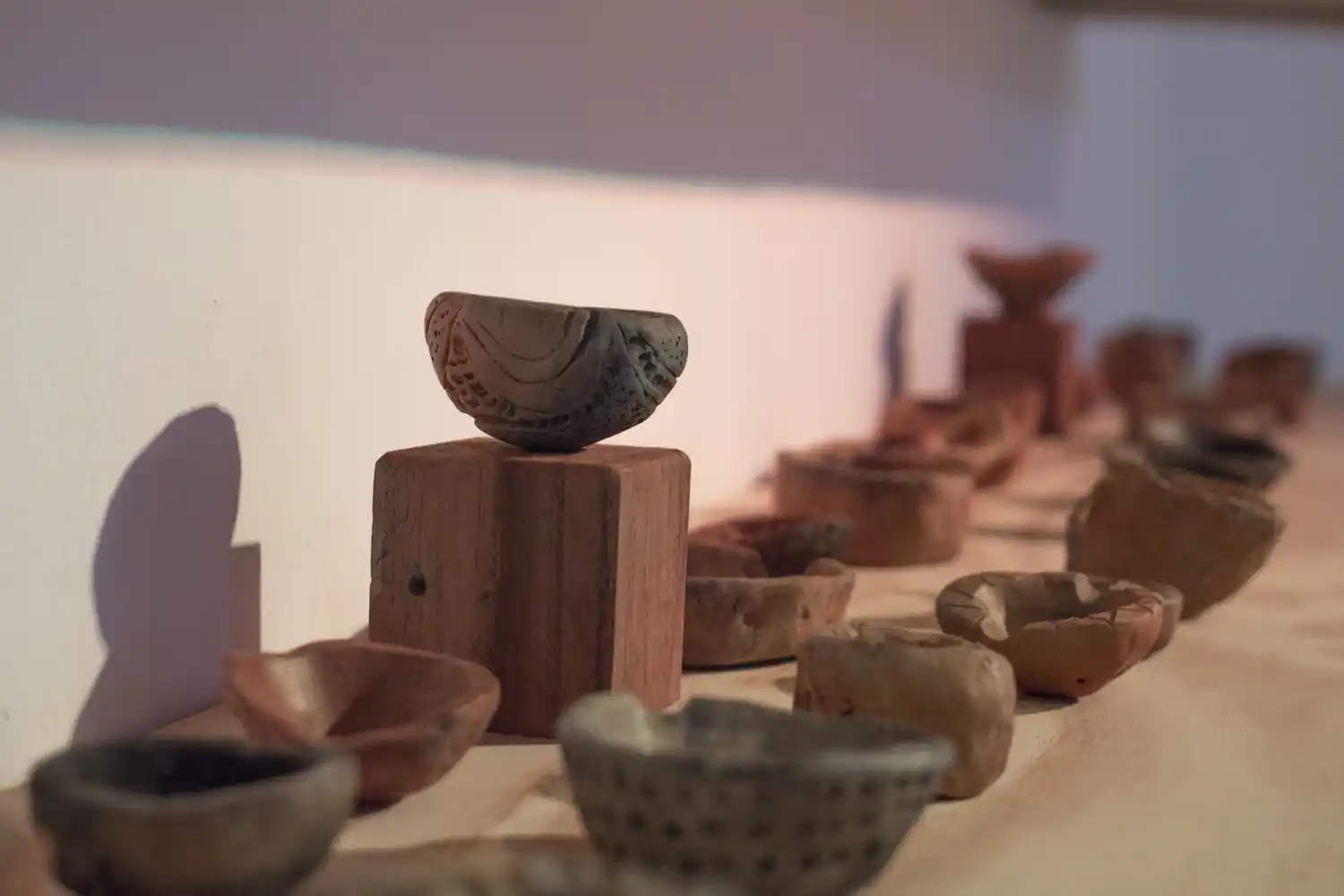 Propuestas para experimentar con el barro y las palabras en la muestra de Kiwi