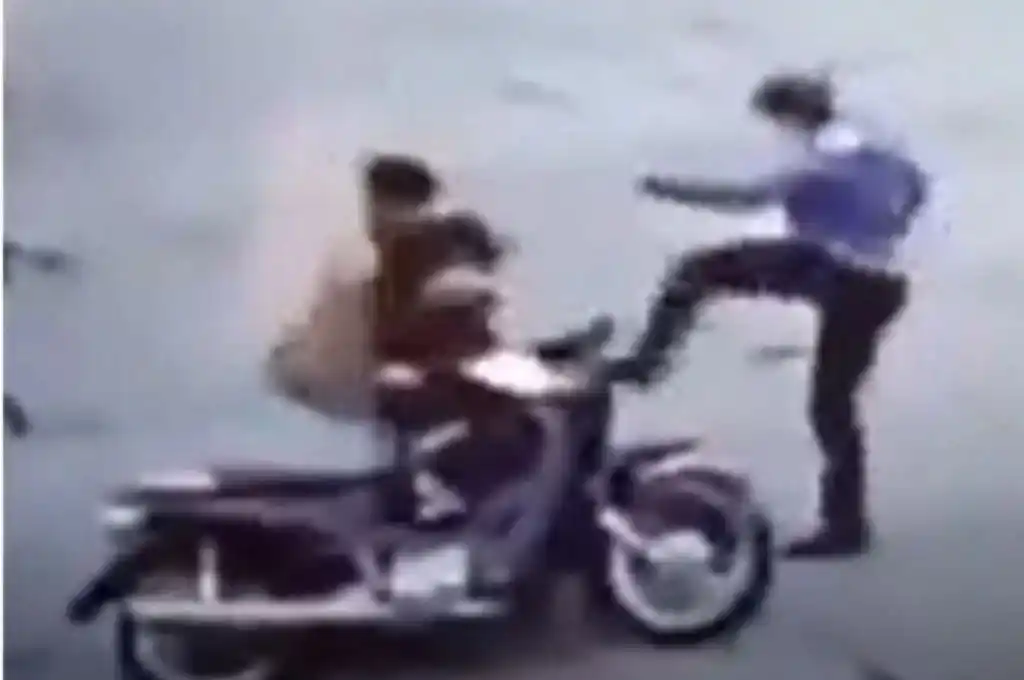 Las cámaras de seguridad capturaron el momento en que el ladrón atacó a la mujer