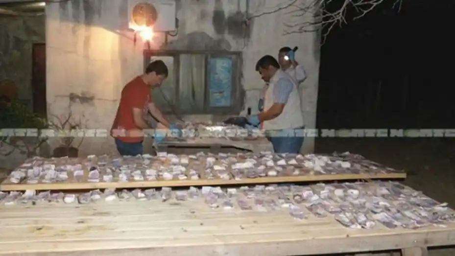 Hallaron en su patio medio millón de pesos con un extraño mensaje