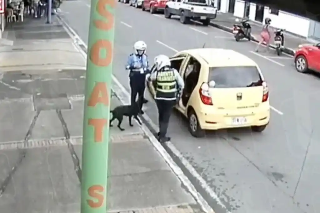 Conmovedor gesto de una agente de tránsito