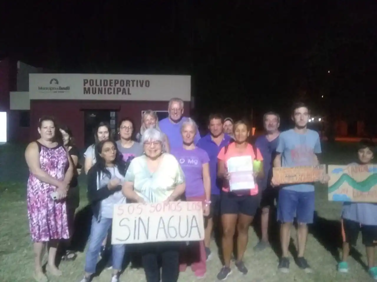 “Hace más de un mes que estamos sin agua y del Municipio no nos alcanzaron ni un balde", plantearon.