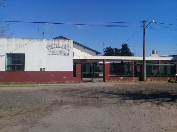 Secundaria 14: le robaron a un profesor y una madre cuestionó que la policía “revisó a los chicos en el baño”