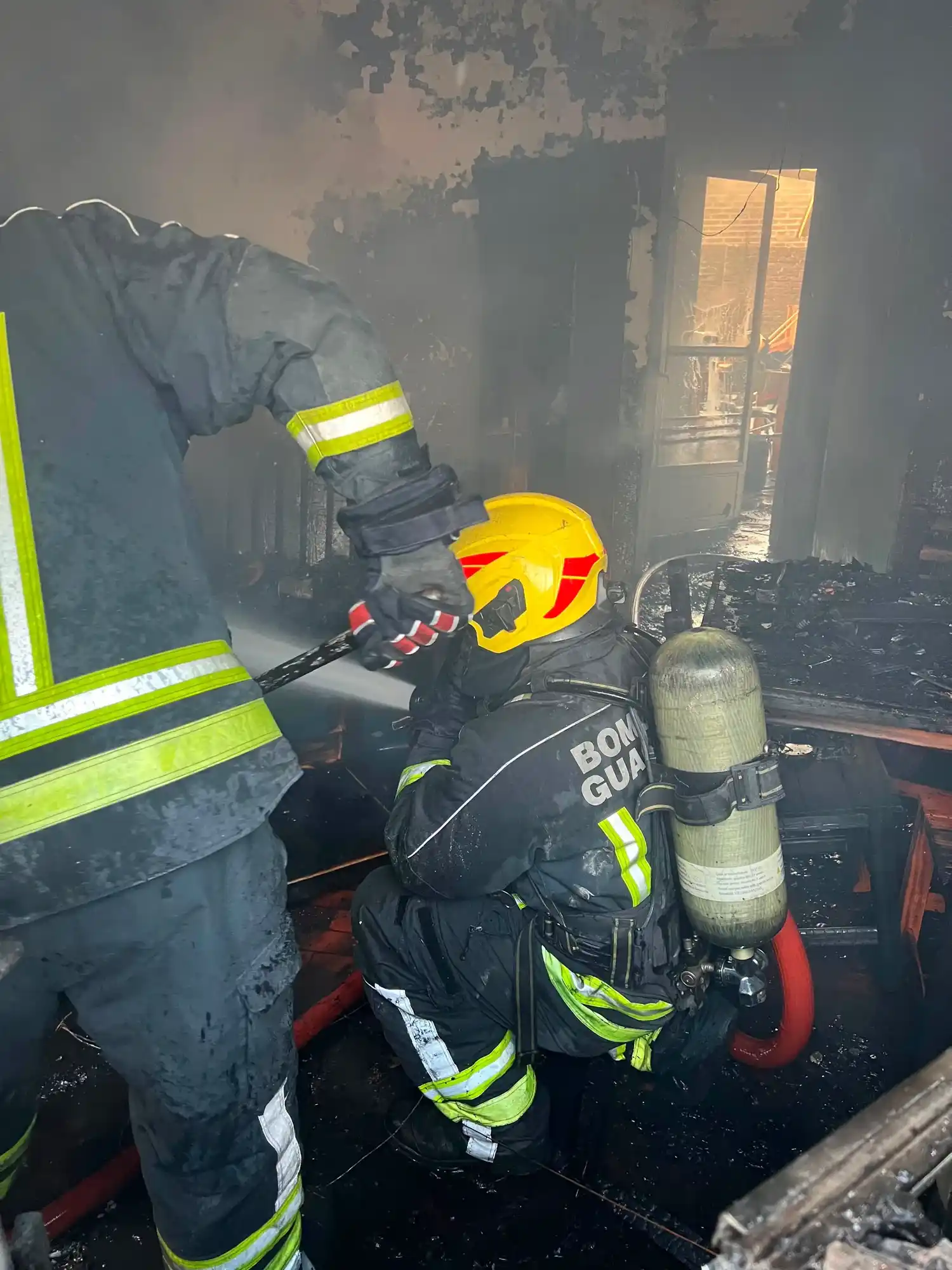 Piden colaboración para una familia que perdió casi todo en un voraz incendio