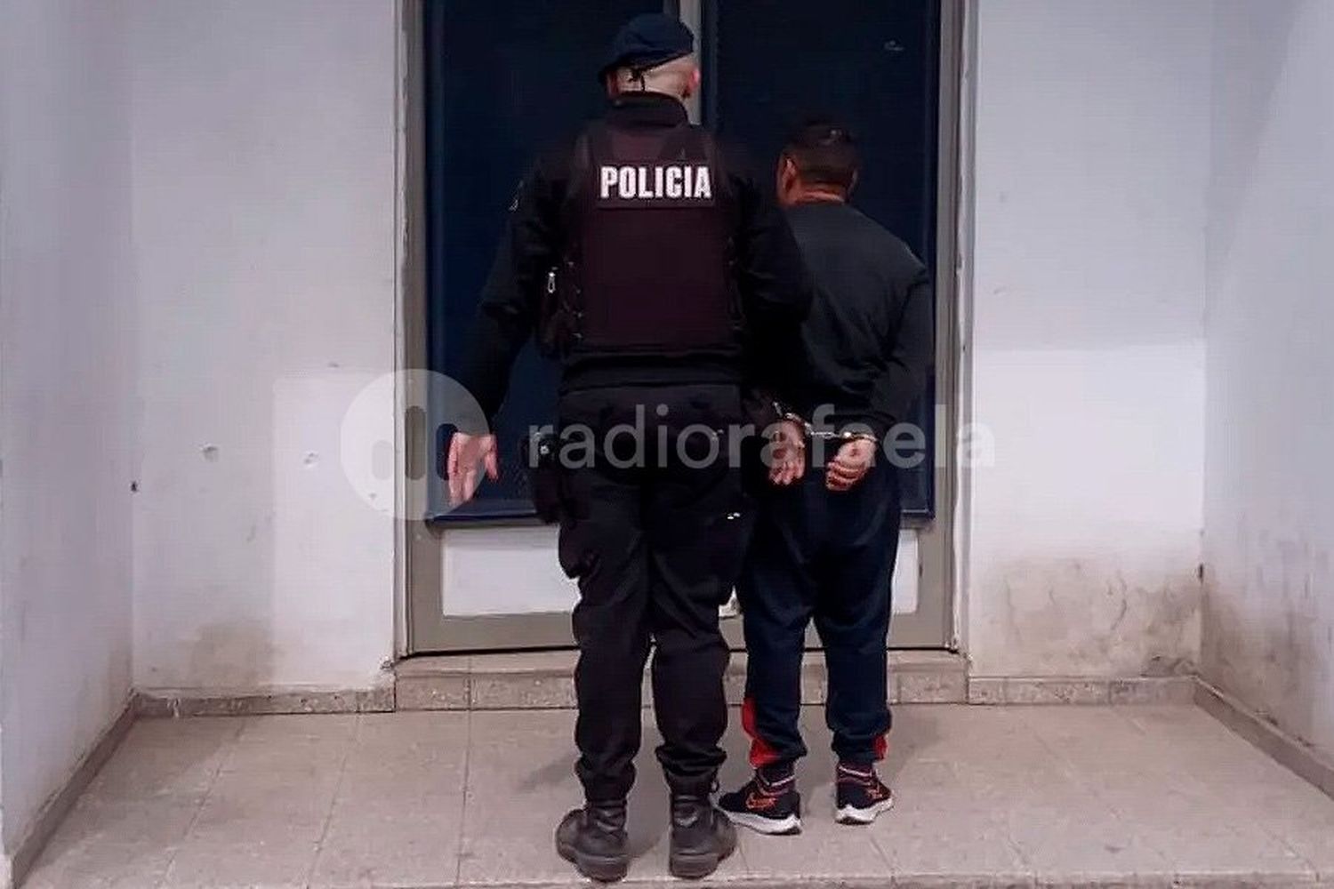 A los tiros cerca de una escuela mientras los padres esperaban la salida de sus hijos