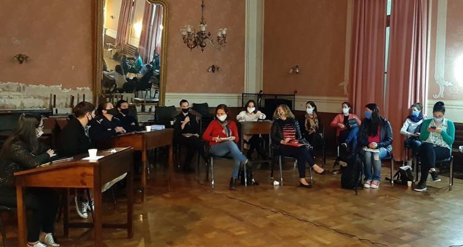 Anunciaron un WhatsApp de la Comisaría de la Mujer tras reunión entre autoridades y agrupaciones feministas