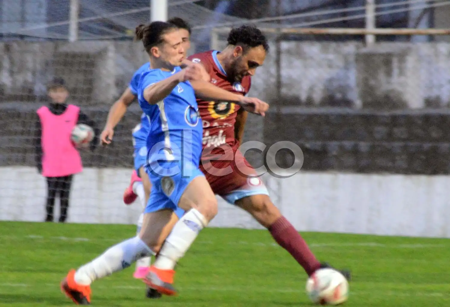 La lucha por la pelota es entre Natale y Fernández.