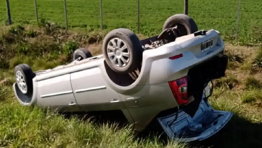 Volcó un auto en el acceso Oeste a Aldea San Antonio: una conductora hospitalizada