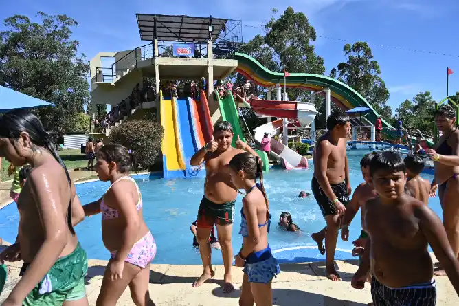 1700 chicos y chicas que participaron del Carnaval Infantil disfrutaron de Puerto Aventura