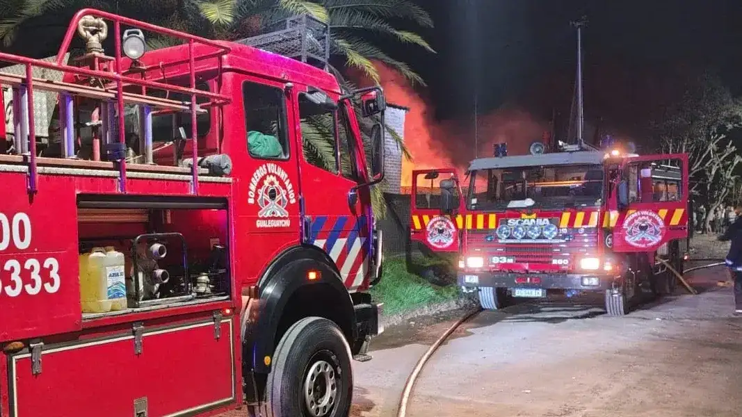 Feroz incendio en una vivienda de la ciudad: debieron actuar varias dotaciones de bomberos