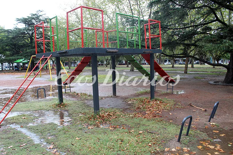 Plazas descuidadas con juegos rotos