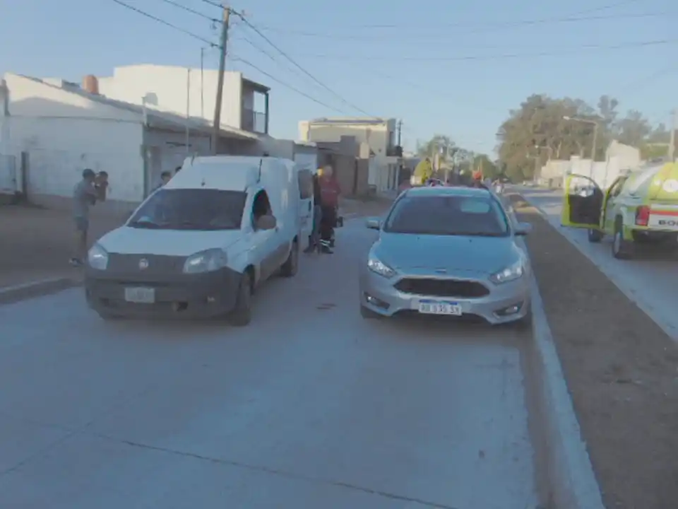 Accidente con tres vehículos involucrados deja dos hospitalizados