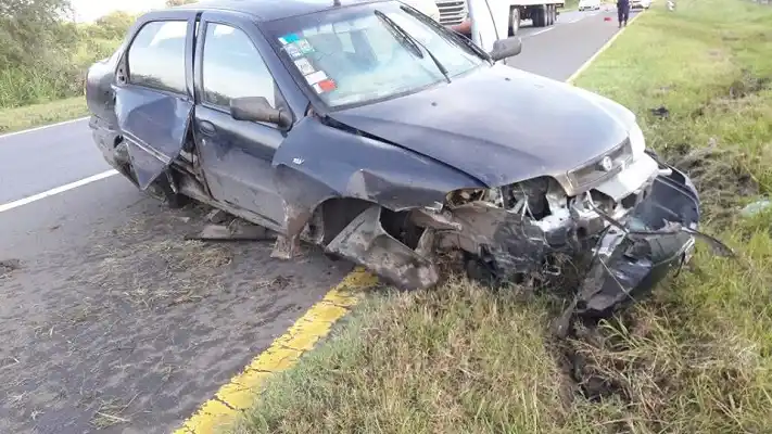 Un auto perdió parte del tren delantero al chocar el guardarrail   