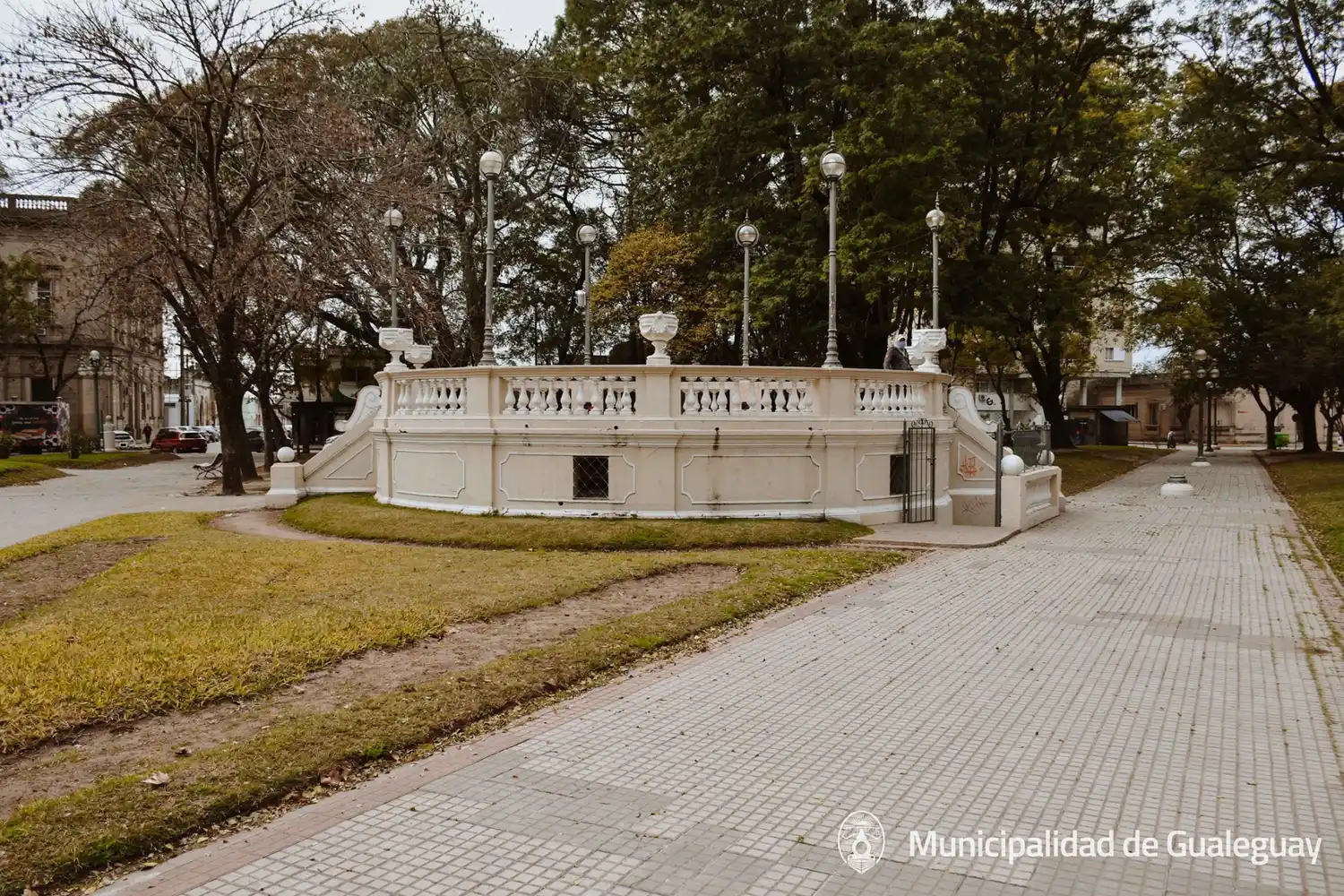 Joven de 16 años quedó internado luego de caerse del anfiteatro de plaza Constitución