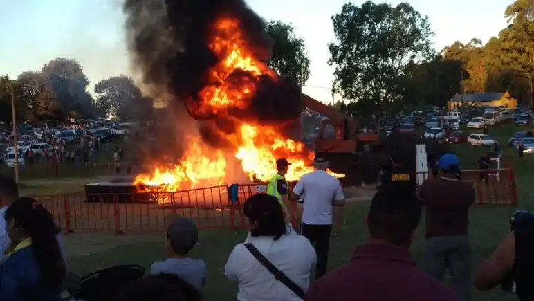 Cocinaban la torta frita más grande del mundo y se incendió el sartén