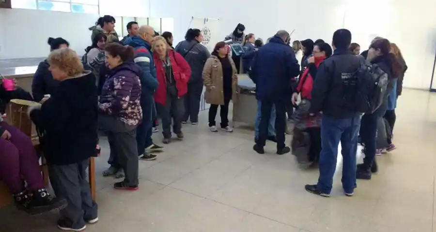 Personal de limpieza del Municipio reclama por el pago de sus haberes