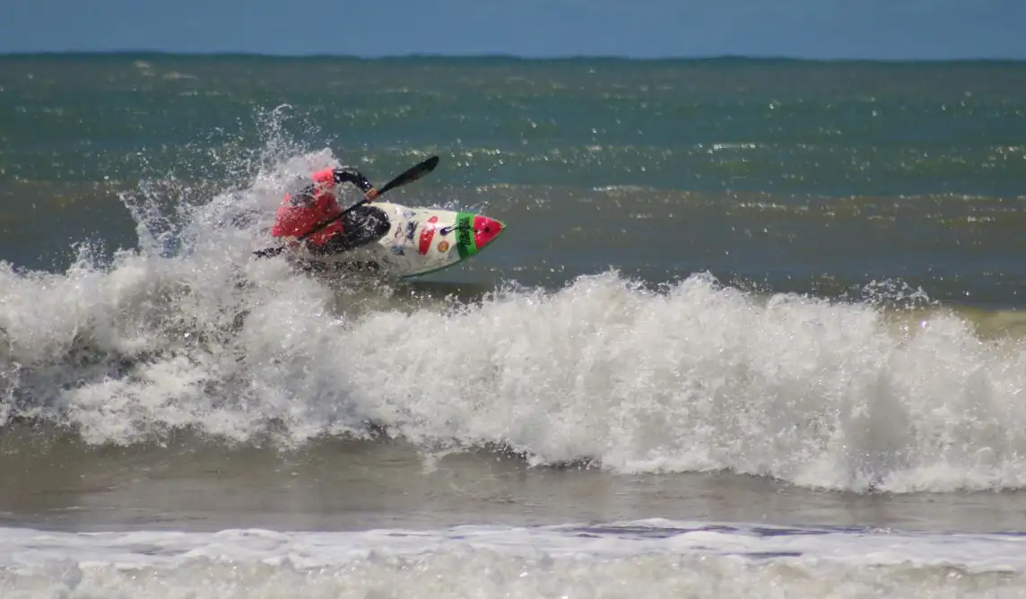 Intenso inicio del Sudamericano de Kayaksurf