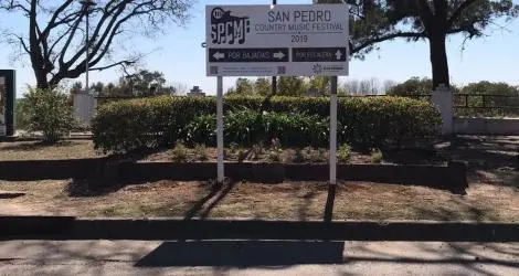 Preparativos para el Country: Colocaron un cartel indicador