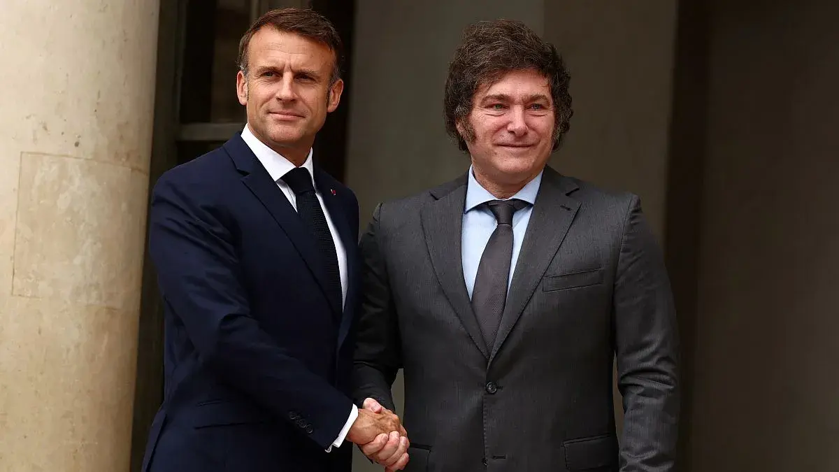 El presidente argentino fue recibido con un apretón de manos por su par francés.