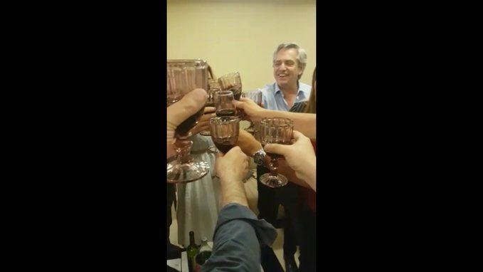 Dejó de ser moderado: "Un minuto de silencio para Macri que está muerto", cantó Alberto Fernández