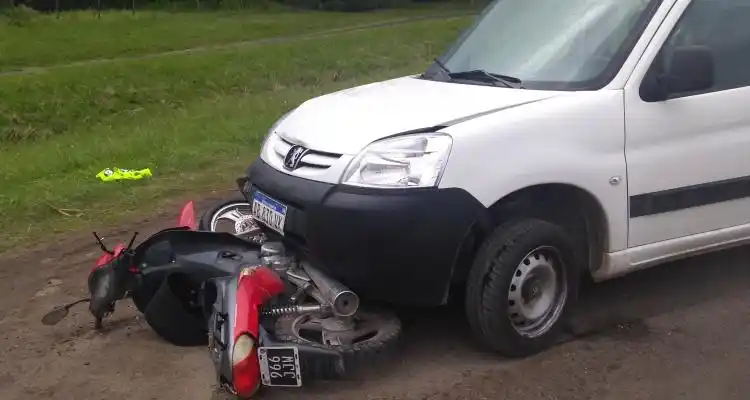 Una mujer con lesiones leves al chocar en moto contra una camioneta