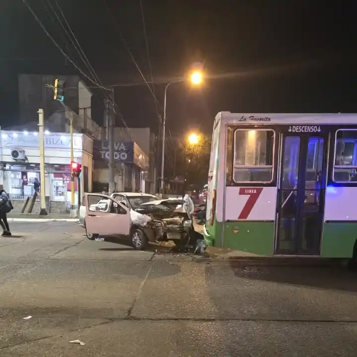 Dos personas lesionadas tras un choque entre un colectivo y una camioneta