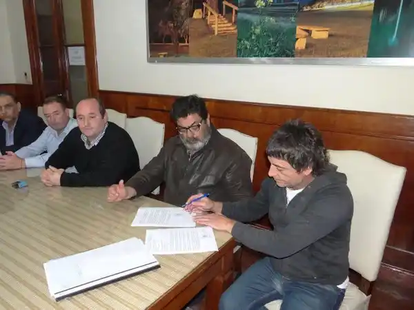Olavarría: Sigue el conflicto y la carpa de los municipales no se levanta