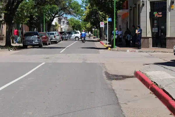 En calle Bolívar comenzó a regir el carril exclusivo para colectivos 
