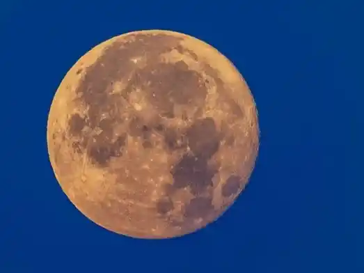 Llega la Luna de Ciervo y tres lluvias de meteoros: cómo observarlos