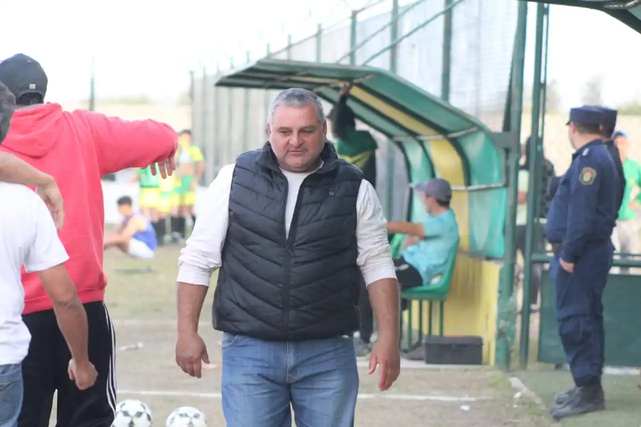 Podríamos haber puesto una imágen del empate de Quilmes-Sportiva; o del triunfo de Libertad, o cualquier otra de esta 3a. fecha pero nos quedamos con esta foto del "Beto" García que ha resucitado a El Progreso y este domingo lo goleó a Urquiza en su propia cancha.