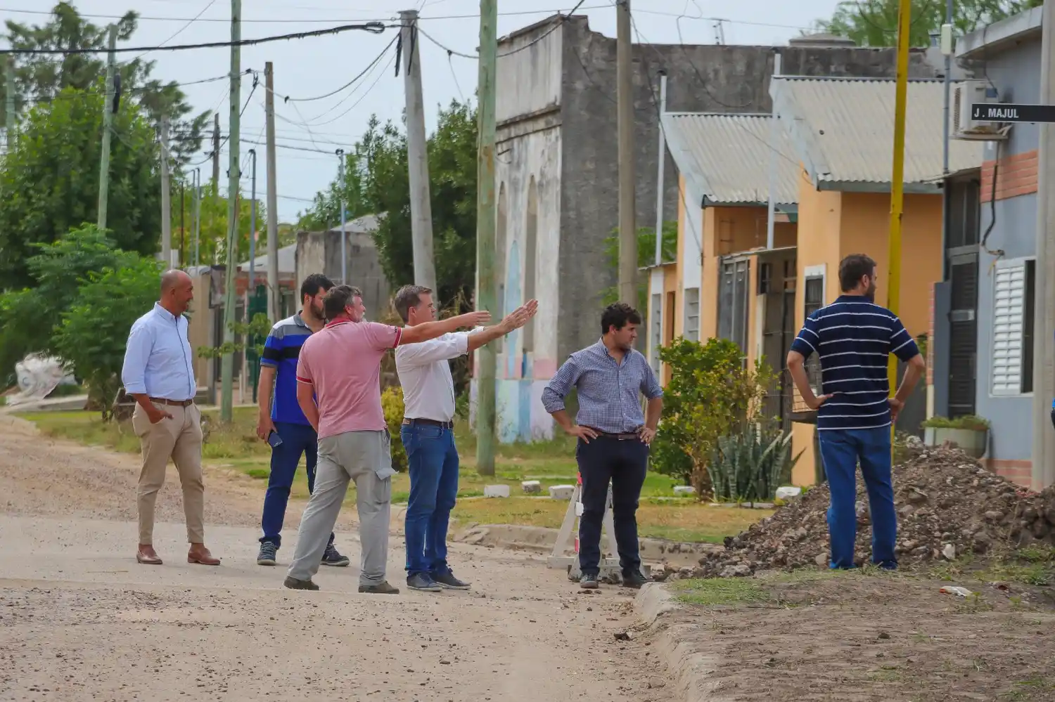Piaggio recorrió las obras del canal de desagües pluviales de calle Majul