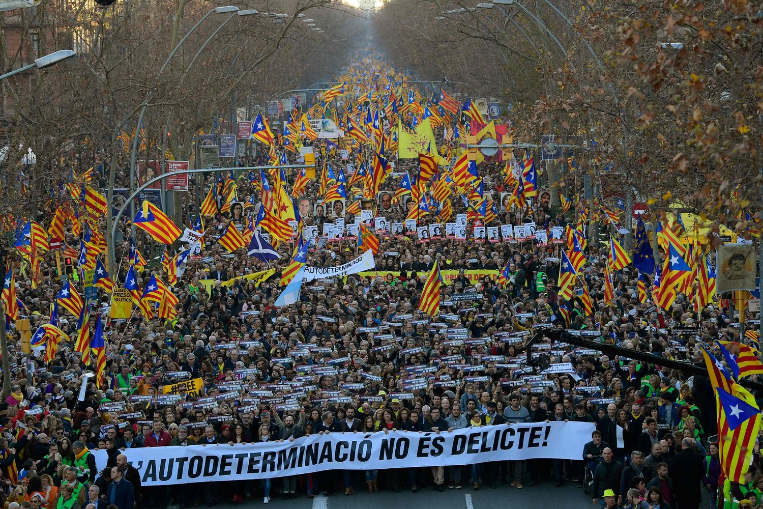 Cientos de miles de personas protestaron contra el proceso a los independentistas