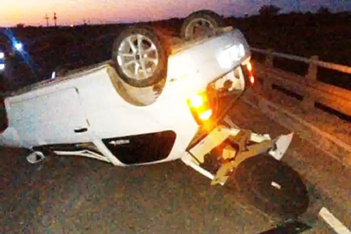 Conductor volcó el vehículo en un puente