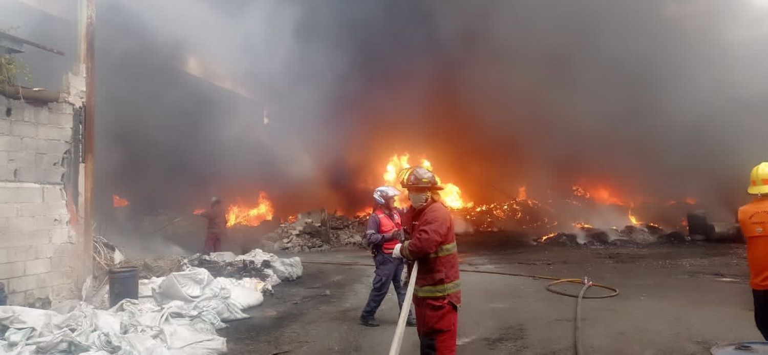 SE QUEMA la zona industrial de La Yaguara este #21Jun
