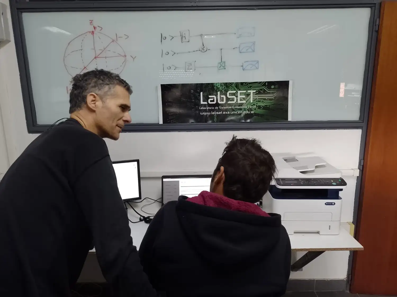 El Dr. Martín Vázquez junto al Mg. Lucas Leiva en el Laboratorio de Sistemas Embebidos Tandil (LabSET).