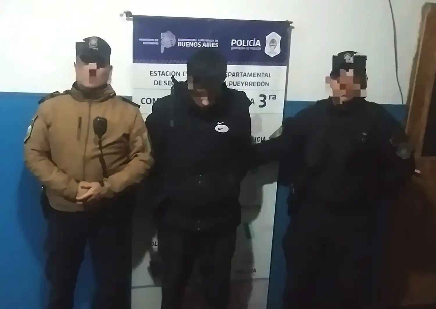 El joven intentó escapar con la moto robada, pero perdió el control del rodado y cayó al pavimento durante la persecución.