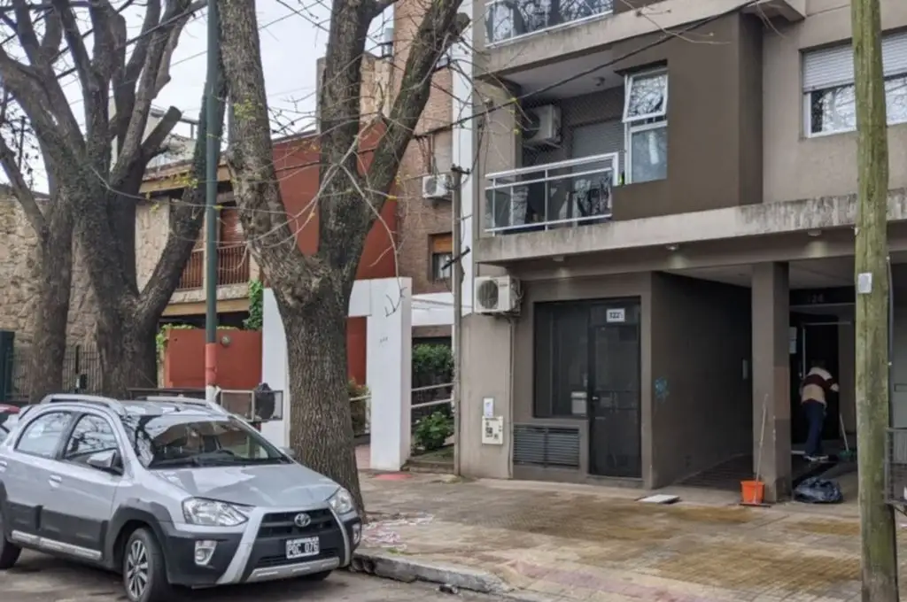 Una mujer sobrevivió a la caída desde el cuarto piso de un edificio en La Plata