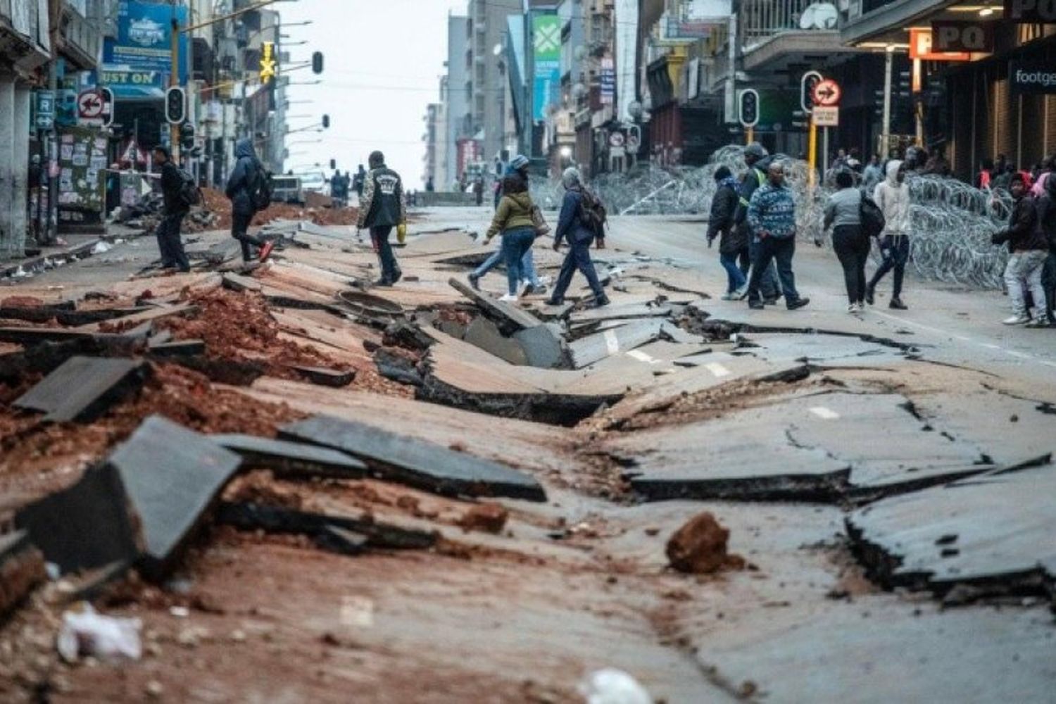 VIDEO | Un muerto, vehículos por los aires y asfalto rajado tras una fuerte explosión en Sudáfrica