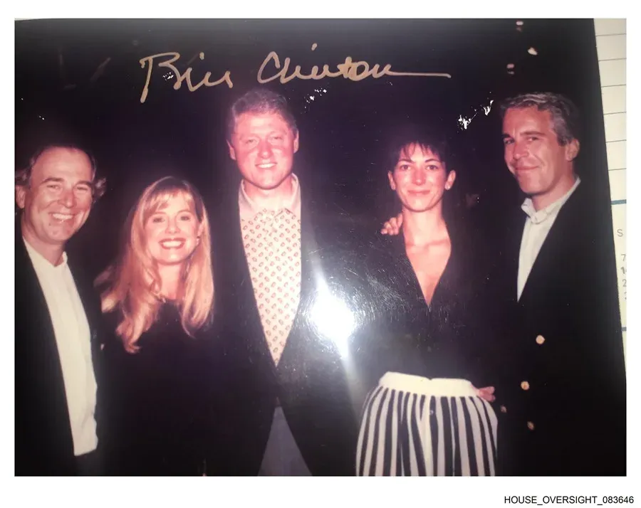 Jeffrey Epstein, Ghislaine Maxwell y el expresidente Bill Clinton. EFE