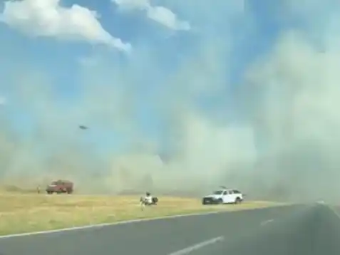 El incendio comenzó en las primeras horas de esta tarde y el humo impide la visión de los conductores.