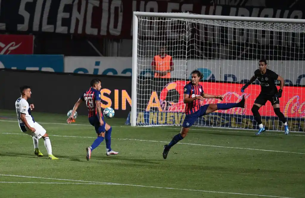 Buen inicio de Talleres, que sometió a San Lorenzo