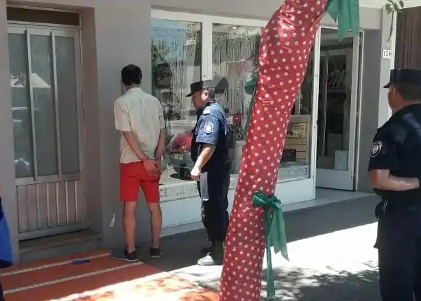 Se llevó sin pagar dos linternas, pero un empleado lo corrió y lo atrapó