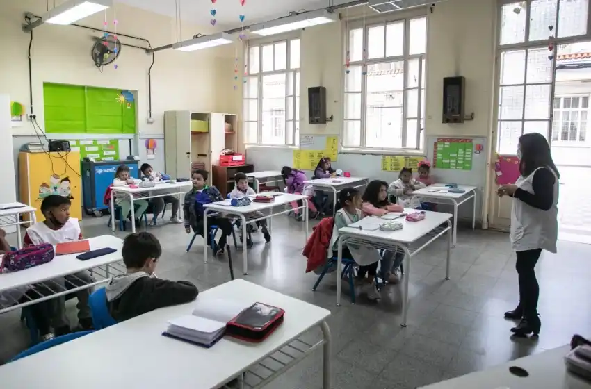 Volvieron las clases sin barbijo en CABA