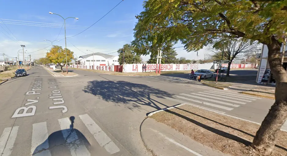 Accidente en Bv Roca: una motociclista sufrió lesiones graves tras chocar con un camión