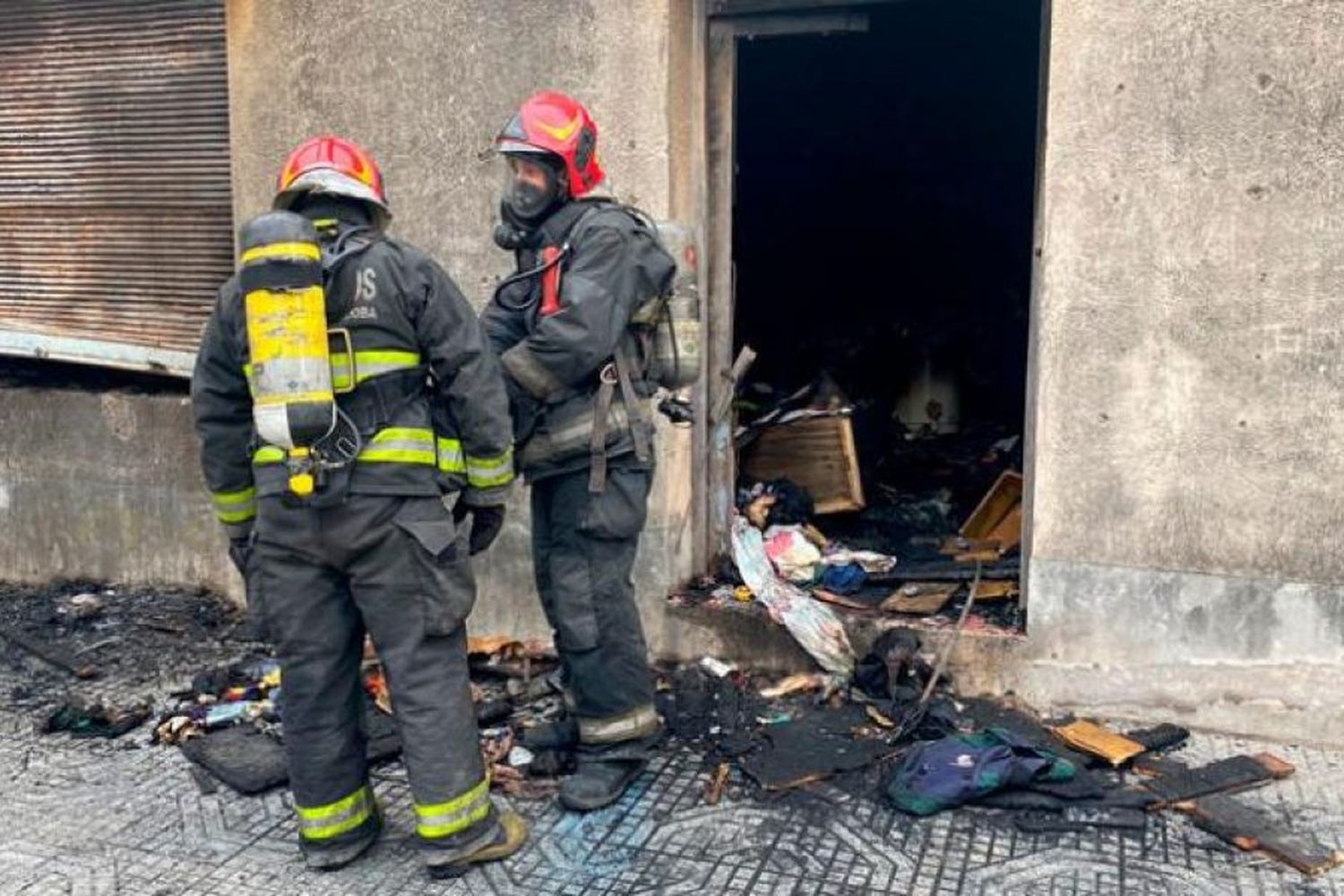 Prendió alcohol en el piso, inició un incendio en su casa y terminaron perdiendo todo