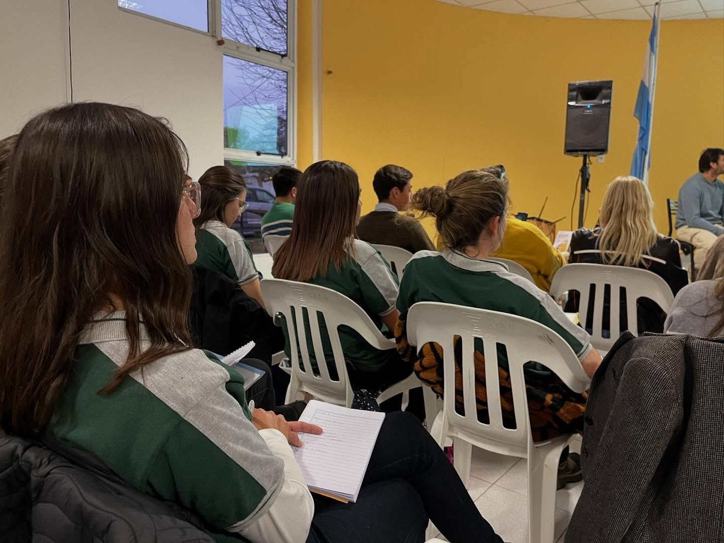 Exitosa charla sobre recambio de reinas y multiplicación en apicultura