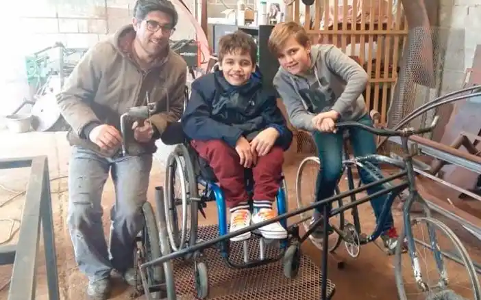 Diseñaron bici con rampa para que pueda llevar a su amigo en silla de ruedas