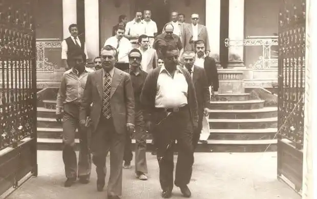 Así se retiraban Planells, funcionarios y dirigentes gremiales del Palacio Municipal.