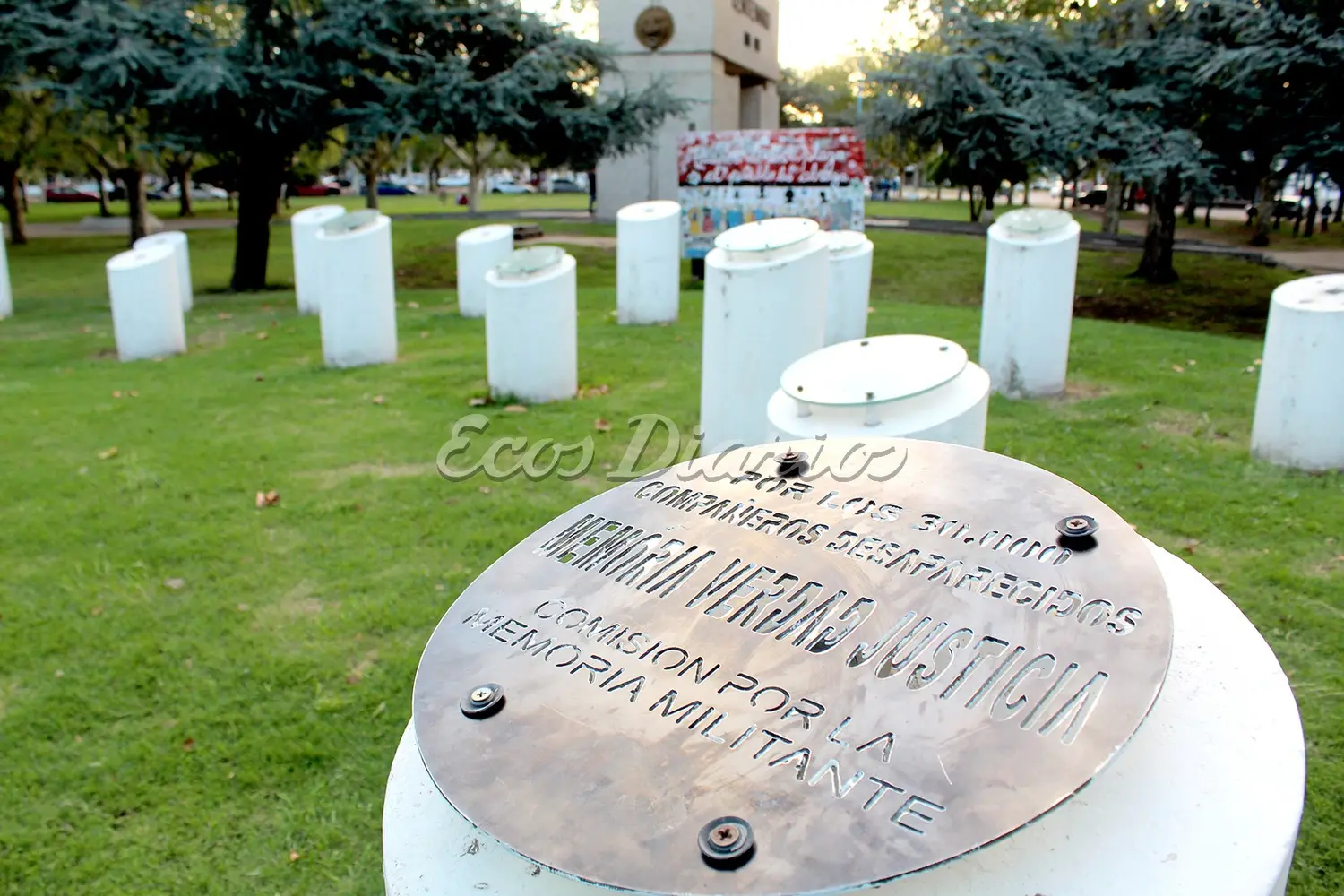 Paseo de la Memoria. En la Plaza, se recuerdan a algunos de los necochenses desaparecidos