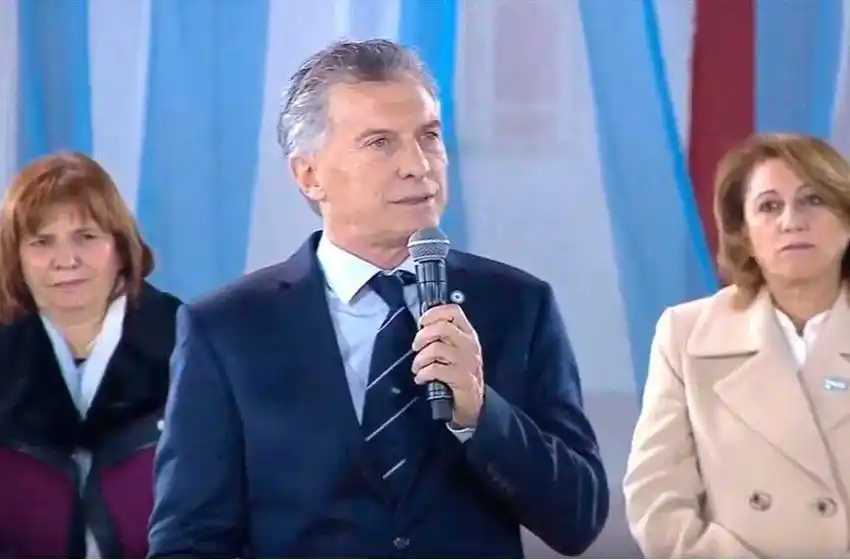 En su discurso del día de la bandera, Macri apuntó contra los Moyano